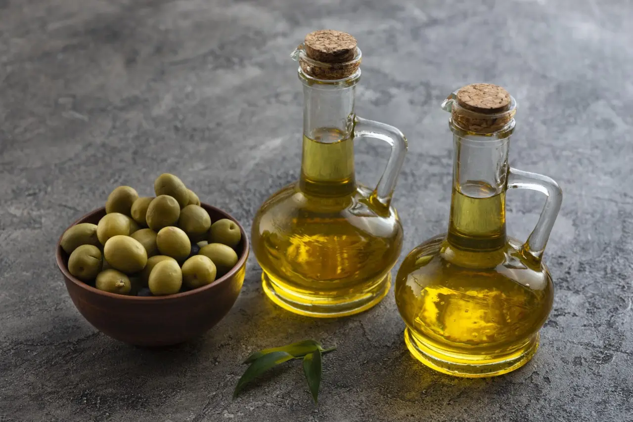 Non usare l’olio d’oliva sul legno: ecco il prodotto giusto che lo ravviva senza ungerlo