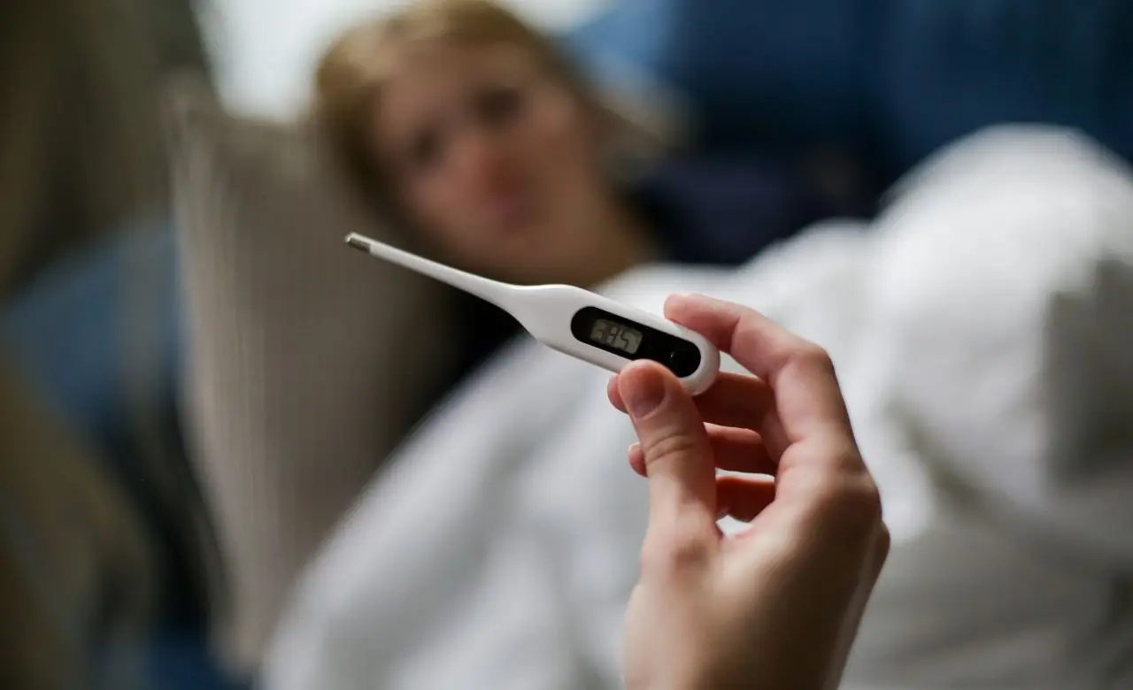 Hai febbre e malessere? Ecco come distinguere un semplice virus da un’infezione più seria