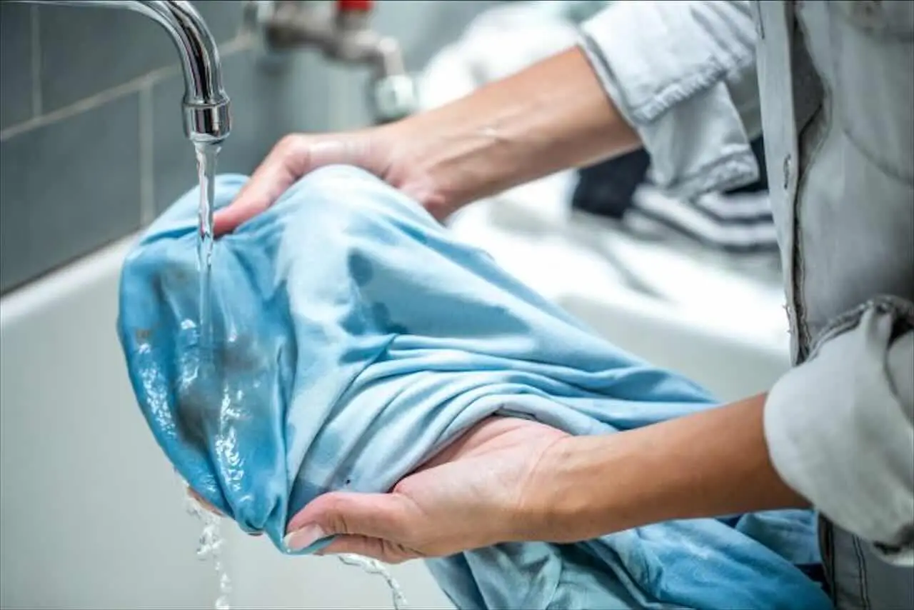 Stai rovinando questi capi usando l’acqua calda: ecco quali lavare sempre a freddo