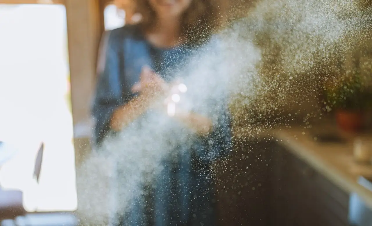 Se usi questo prodotto per spolverare la stai solo sollevando: ecco cosa funziona davvero