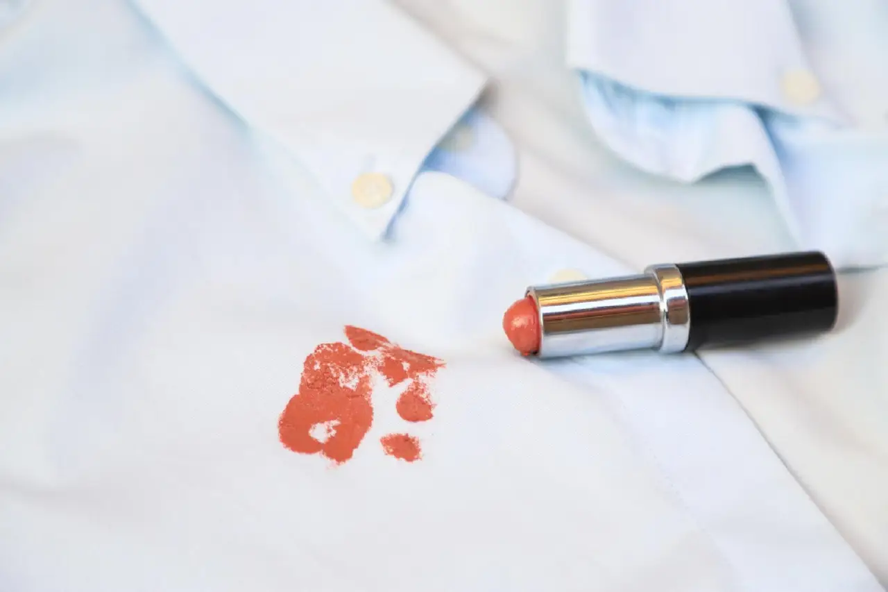 Come si fa a togliere le macchie di rossetto indelebile? Un prodotto a base alcolica per scioglierlo