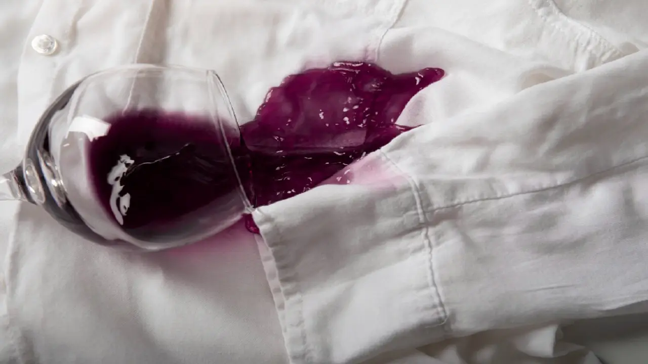 Come togliere le macchie di vino dai tessuti