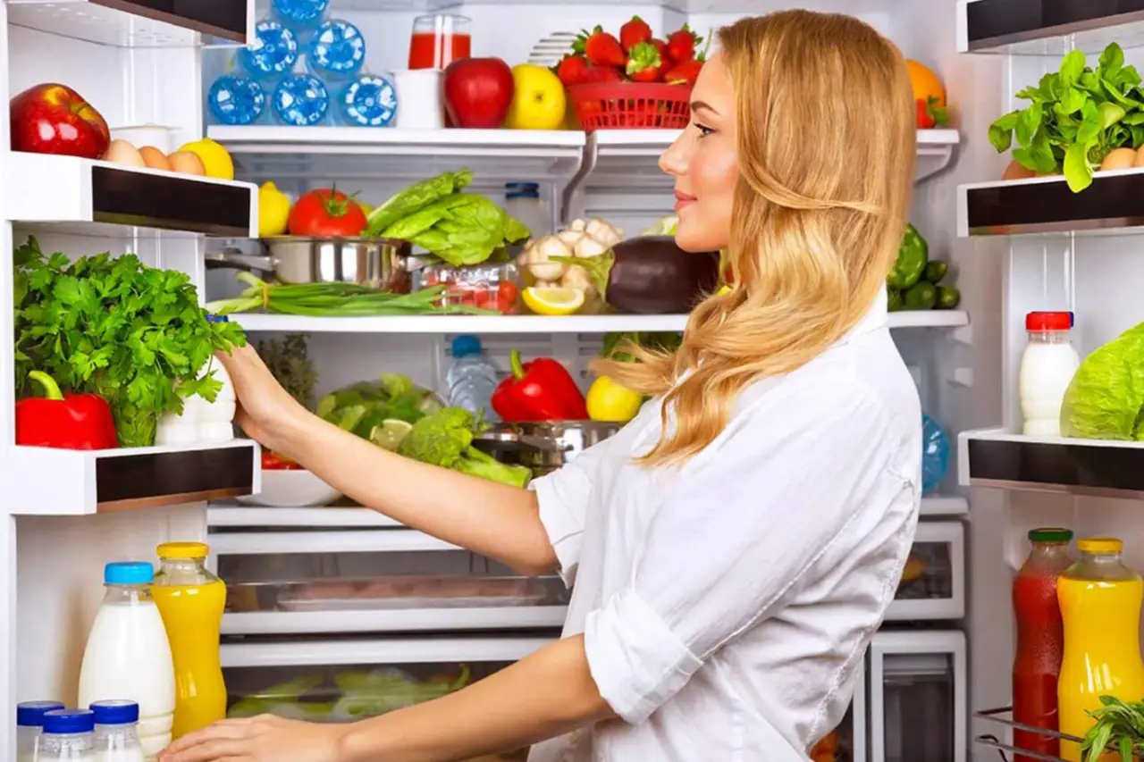 Come si fa a organizzare il frigorifero per conservare meglio i cibi? L’ordine giusto dei ripiani