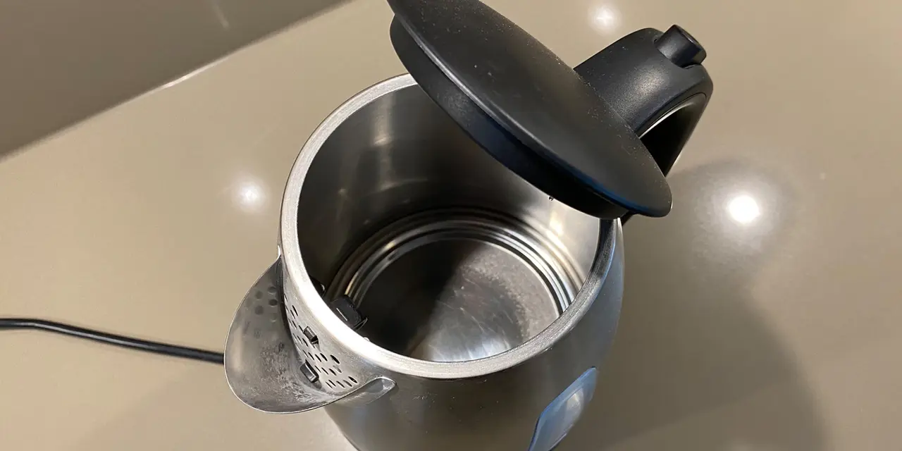 Come si fa a pulire il bollitore dal calcare? L’acido citrico come alternativa all’aceto