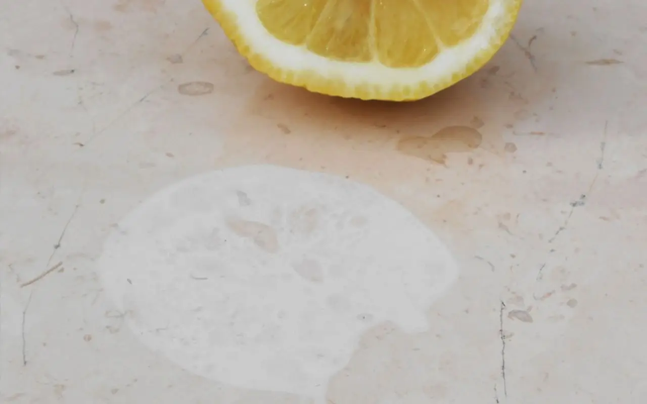 Come si fa a pulire il marmo macchiato o opacizzato? Il prodotto naturale che lo lucida a specchio
