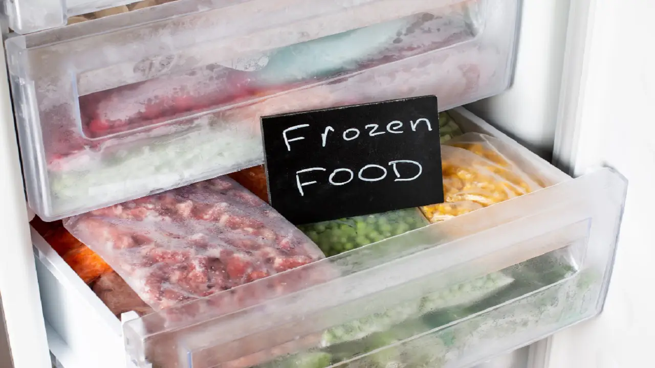 Come si fa a organizzare il freezer per risparmiare spazio e soldi? Il metodo delle etichette