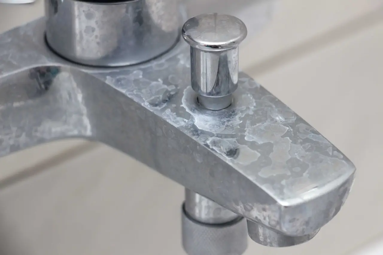 Come togliere le macchie di calcare dal bagno senza fatica