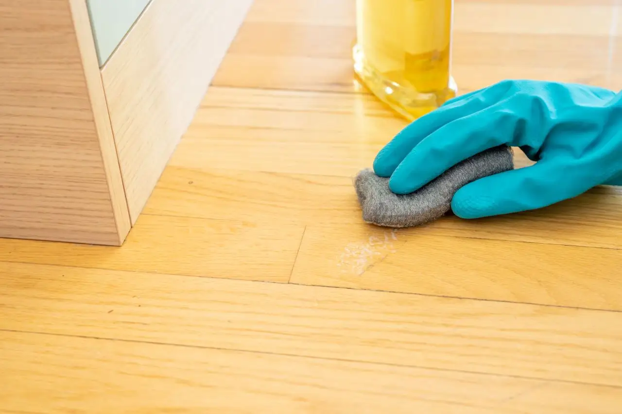 Attenzione! Non usare mai ammoniaca sul legno