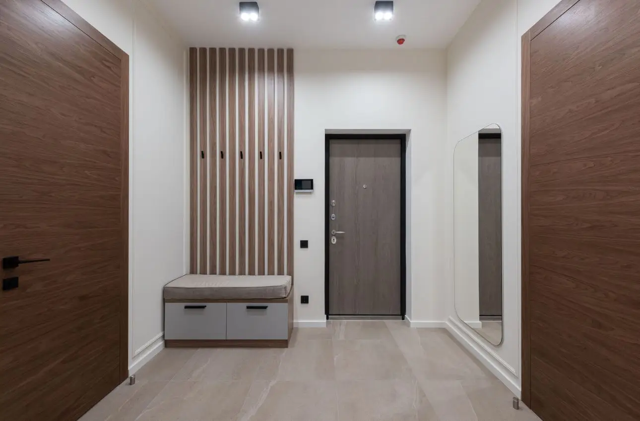 Come si fa a rendere accogliente un ingresso piccolo e buio? Lo specchio e i colori giusti