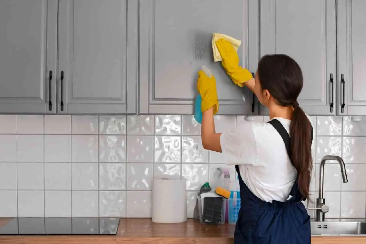 Come eliminare il grasso dai mobili della cucina