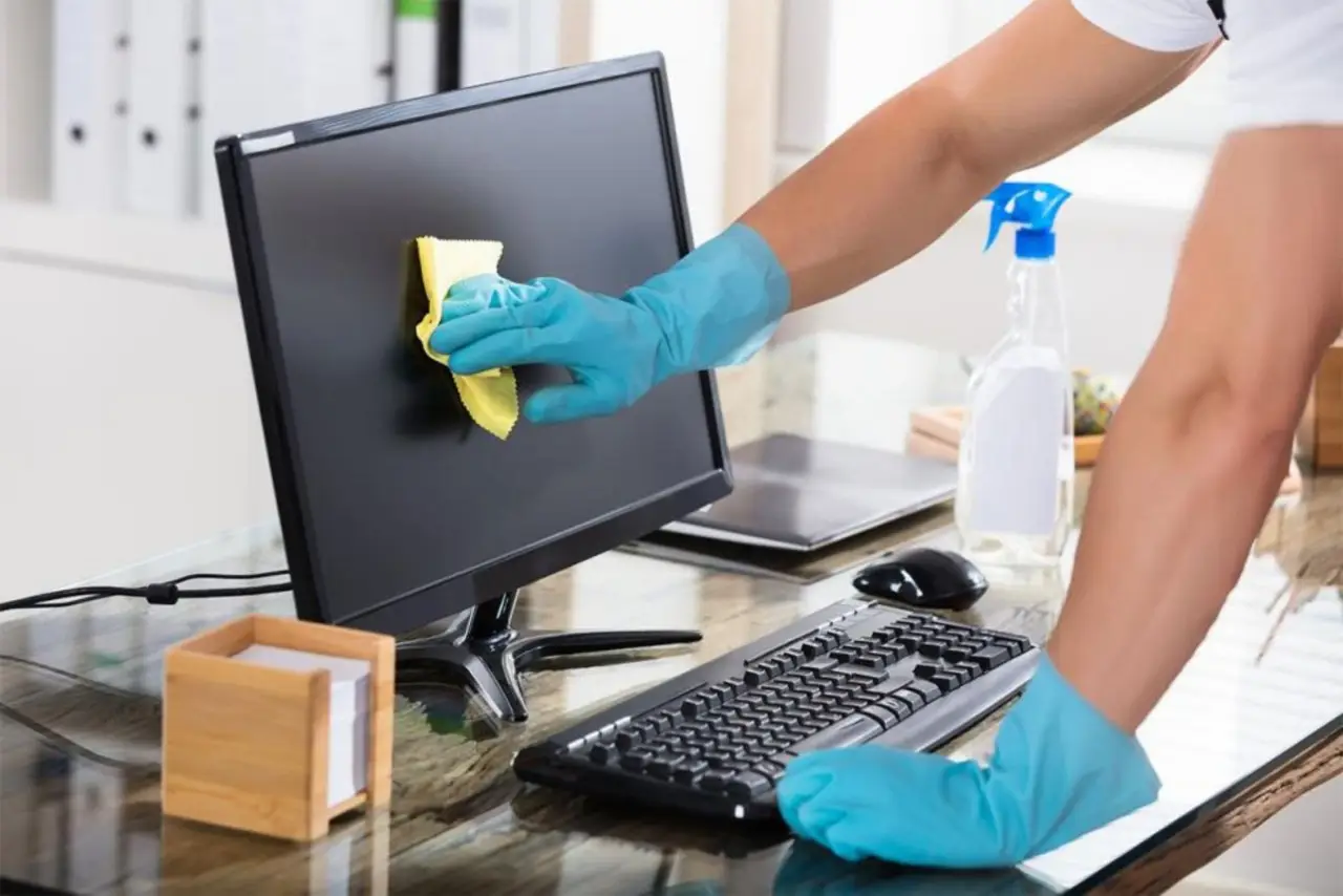 Come si fa a pulire il computer e la tastiera? I prodotti per igienizzare senza fare danni