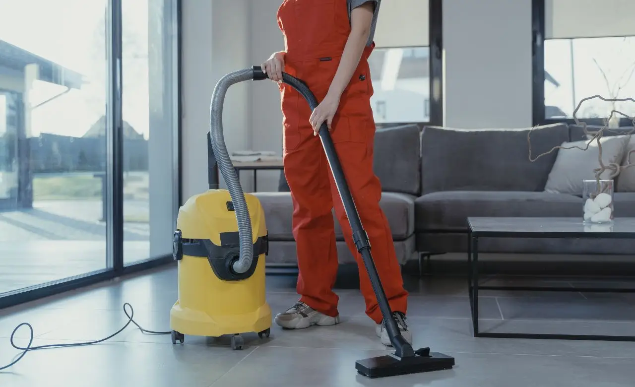Quali sono gli errori da evitare quando si usa l’aspirapolvere? Così pulisci meglio e dura di più