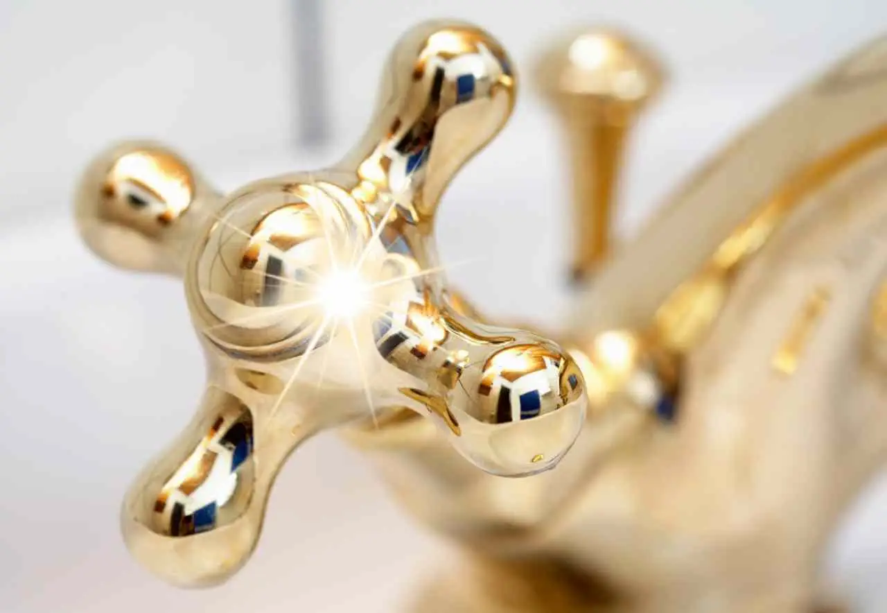 Come si fa a pulire i sanitari opachi e pieni di calcare? Il prodotto che li fa tornare lucidi