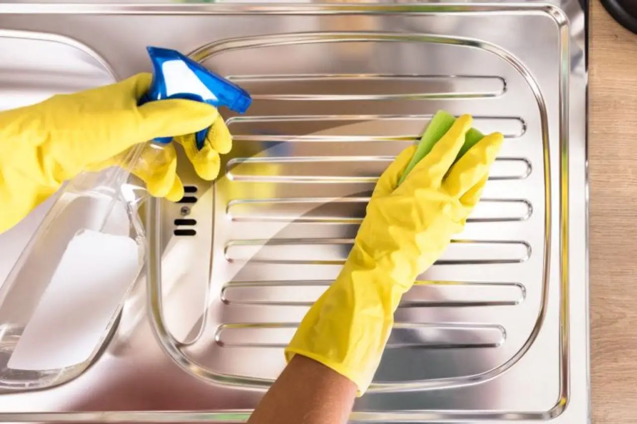 Il segreto per pulire l’acciaio inox della cucina senza lasciare impronte e aloni