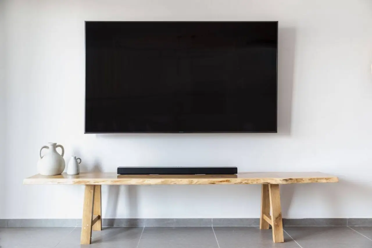 Stop ai grovigli di cavi dietro la TV: l’idea a costo zero per nasconderli