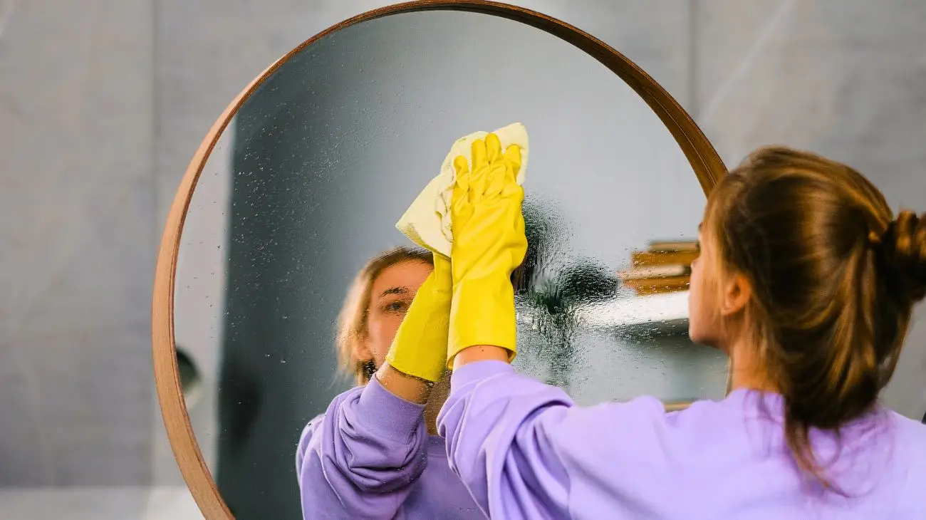 Il trucco definitivo per specchi splendenti senza aloni in pochi secondi